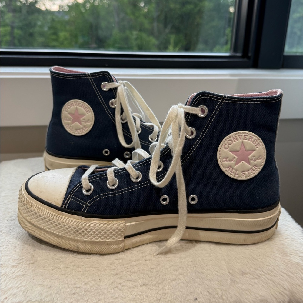 Converse Chuck Taylor All Star Platform
Canvas Size 8